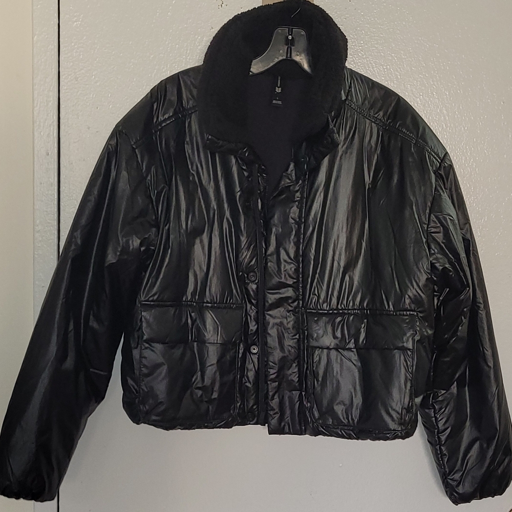 Women's Black Puffer Jacket - Cropped